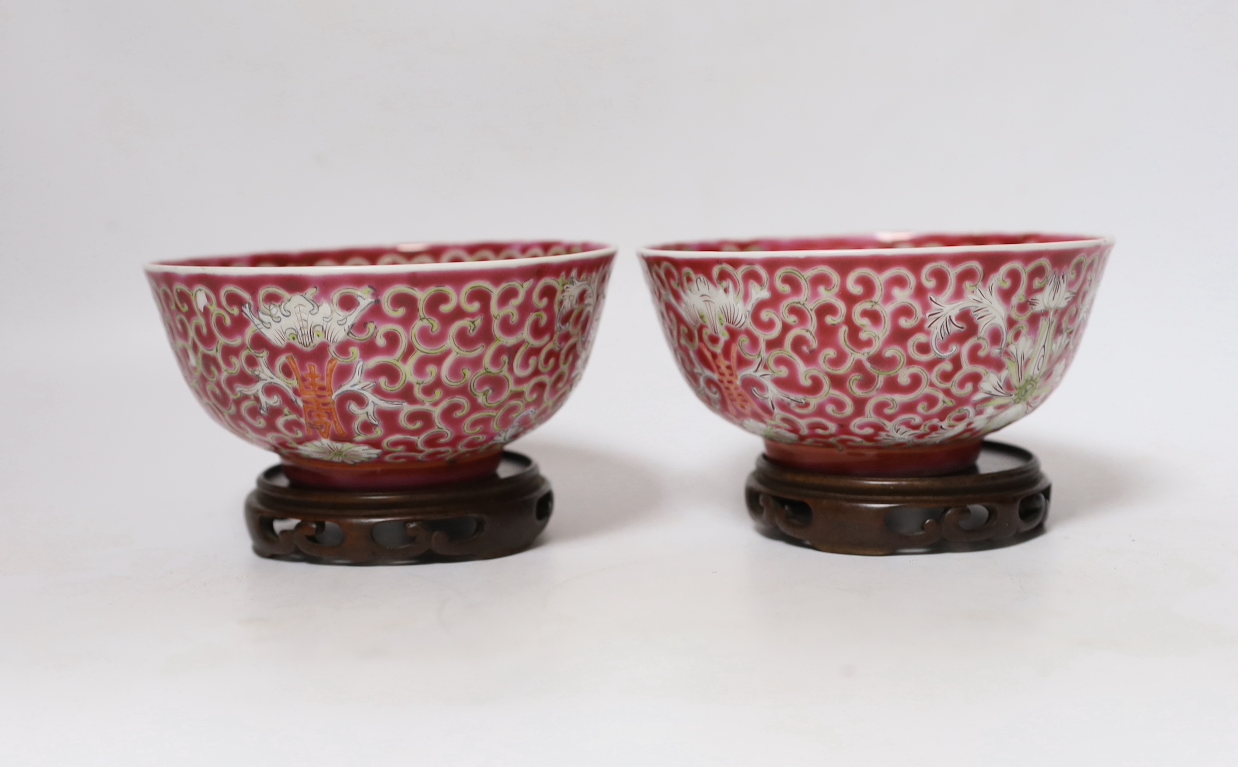A pair of early 20th century Chinese bowls and stands, 11.5cm diameter